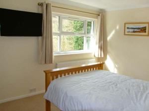 a bedroom with a bed and a window at Forestry Cottage in Pale