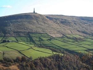 Una colina con una cruz encima. en Cottage in the Sky, en Luddenden Foot