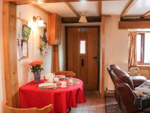 a room with a table with a red table cloth at Tuc - Tin in Clun