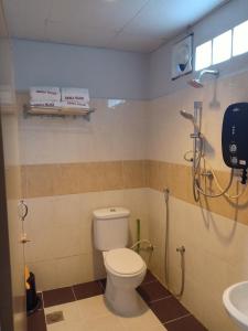 a bathroom with a toilet and a shower and a sink at Suhaila Palace in Perhentian Islands