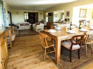 - un salon avec une table et des chaises en bois dans l'établissement New House, à Bewcastle
