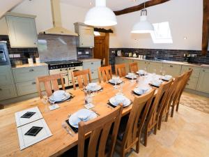 a large kitchen with a wooden table and chairs at Tyn Y Celyn Isaf in Clocaenog