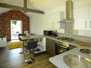 una cucina con un lavello e un piano di lavoro di White Cottage Annexe a Tenby