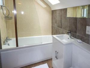 ClocaenogにあるTyn Y Celyn Uchafの浴槽と洗面台とバスタブを備えたバスルーム +12枚の写真