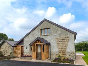 ClocaenogにあるTyn Y Celyn Uchafの石造りの家