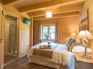 Ένα ή περισσότερα κρεβάτια σε δωμάτιο στο Hampton Lodge