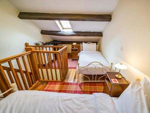 Una cama o camas en una habitación de Dale House Farm Cottage