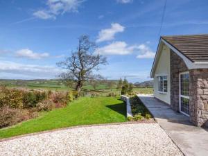 ein Backsteinhaus mit einem Weg zum Hof in der Unterkunft Bryn Tirion in Bettws-yn-Rhôs