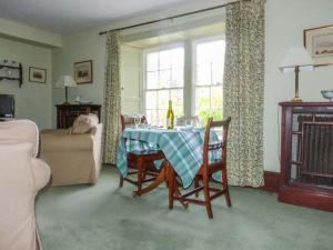 uma sala de estar com uma mesa e cadeiras e um sofá em Townhead Cottage em Patterdale