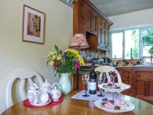 uma cozinha com uma mesa e uma garrafa de vinho em High House em High Newton