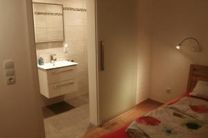 Postel nebo postele na pokoji v ubytování Stilvolle Wohnung auf 50 m² mit Parkplatz und WiFi