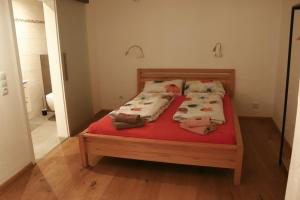 Postel nebo postele na pokoji v ubytování Stilvolle Wohnung auf 50 m² mit Parkplatz und WiFi