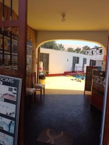 vista dall'ingresso di un edificio con parco giochi di Hotel Duna Sur a Huacachina