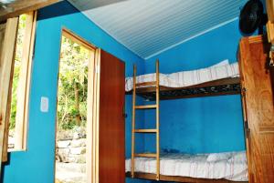 Abrigo de Montanha Xique Xique tesisinde bir ranza yatağı veya ranza yatakları