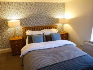 Un dormitorio con una cama con almohadas y dos lámparas. en 88 Regent Street, en Waddington 4 fotos más