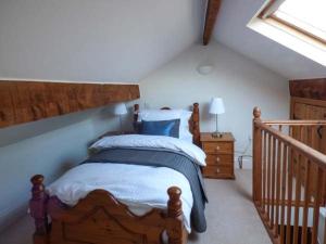Un dormitorio con una cama en un ático con ventana. en 88 Regent Street, en Waddington