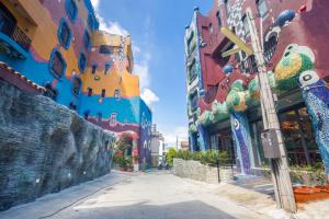 小琉球的住宿－尊順祿藝術旅店，一条城市街道,有色彩缤纷的建筑和街道标志