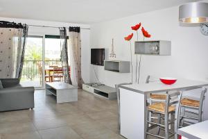 kuchnia i salon ze stołem i krzesłami w obiekcie Rés Marea Resort, Santa-Lucia-di-Moriani, 2 room apt w mieście Santa-Lucia-di-Moriani