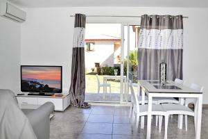 טלויזיה ו/או מרכז בידור ב-Rés Marea Resort, Santa-Lucia-di-Moriani, 2 room apt