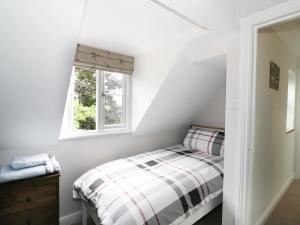 Un pat sau paturi într-o cameră la Pebworth Cottage