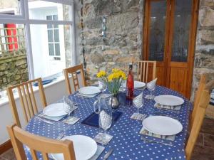 une table avec un chiffon bleu et blanc de la table de points de la polka dans l'établissement Dolfor, à Nefyn