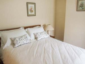 ストラトフォード・アポン・エイボンにある11 Victoria Cottagesの白いベッド(枕2つ付)