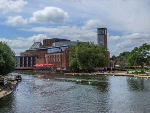 Udsigt til en flod der løber i nærheden af feriehuset + 3 billeder