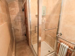 eine Dusche mit Glastür im Badezimmer in der Unterkunft Sundial Cottage in Brassington + 16 Fotos