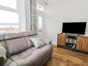 TV a/nebo společenská místnost v ubytování Coastwatch Cottage