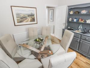 Posezení v ubytování Coastwatch Cottage