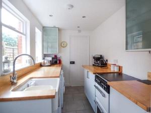 una cucina con lavandino e piano di lavoro di Dutch Cottage a Colchester
