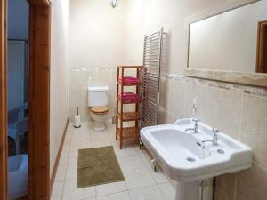 bagno con lavandino e servizi igienici di Y Wennol a Holyhead