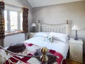 sypialnia z łóżkiem i oknem w obiekcie Y Barcud w mieście Holyhead