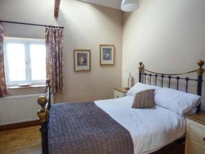 Un dormitorio con una cama grande y una ventana en Y Wylan, en Holyhead
