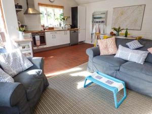 a living room with two couches and a coffee table at Goosepond in Wistanstow