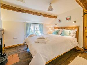 מיטה או מיטות בחדר ב-Borrowers Cottage