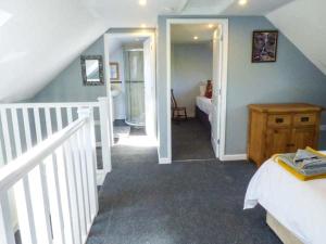 um quarto com uma escada e um quarto com uma cama em Gwdihw em Ifton Heath
