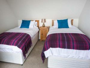 two beds sitting next to each other in a bedroom at Skipaflotta in Rhiconich