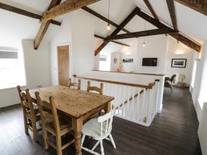 una sala da pranzo con tavolo e sedie in legno di Cefn Bryn Mawr a Criccieth