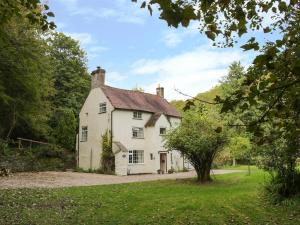 an old white house in the middle of a yard at Town Mill in Bewdley