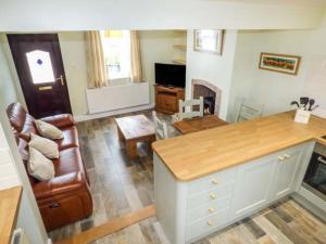 Fran's Cottage في Millington: غرفة معيشة مع أريكة وطاولة