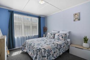 En eller flere senge i et værelse på Bliss on Barratt - Blenheim Holiday Home