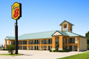 Gallery image of Super 8 by Wyndham Grand Prairie Southwest in Grand Prairie