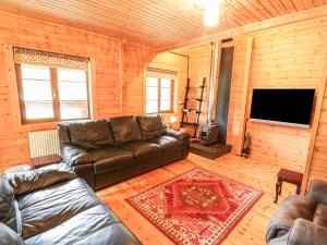 スランベドルにあるSunset Lodge 6のリビングルーム(革張りのソファ、薄型テレビ付)