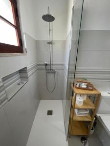 Un baño con ducha con puerta de cristal. en Grupo Morgado - Quinta do Morgado - Morgado House, en Tavira