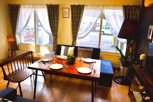 - Sala de estar con mesa y sillas en Rest 52 - Vacation STAY 5626, en Sapporo
