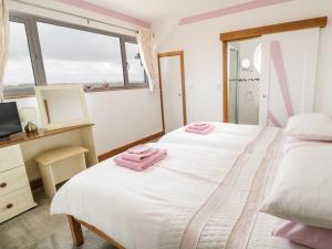 トレアルジルにある2 Y Baeのベッドルーム1室(ピンクのタオルが付いたベッド2台付)