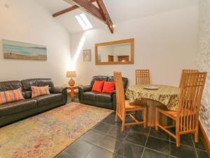 sala de estar con sofá y mesa en Sisial-y-Mor, en Dyffryn