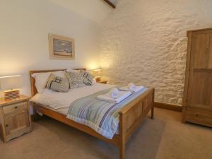 1 dormitorio con 1 cama con toallas en Sisial-y-Mor, en Dyffryn