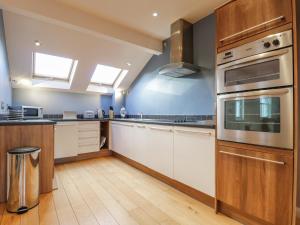 ケズウィックにあるWrenvilleの白いキャビネットとステンレス製の電化製品を備えたキッチン +11枚の写真